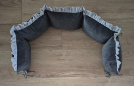 Halve boxrand kussens nicky velours met hydrofiele ruche en koordbevestiging