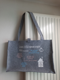 Vilten tas voor babyweegschaal met tekst wit/lichtroze/lichtblauw