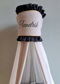Sluier voor wieg of ledikant off-white batist met nicky velours bies en losse band met naam