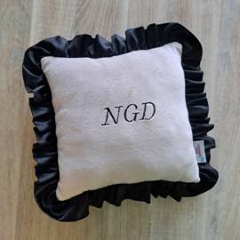 Kussen nicky velours met satijnen ruche en initialen geborduurd 25 x 25 cm