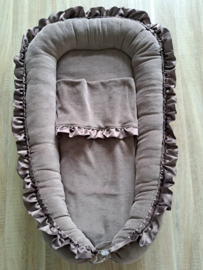Babynestje nicky velours met satijnen ruche