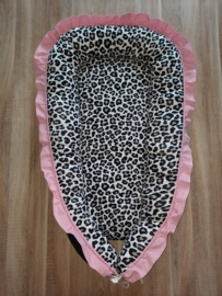 Babynestje panterprint met lichtroze ruche, strik en dekentje met strikje