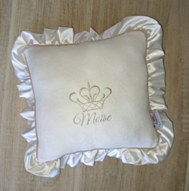 (V) Kussen nicky velours off-white met biesje, satijnen ruche en kroontje met naam Moïse 25 x 25 cm