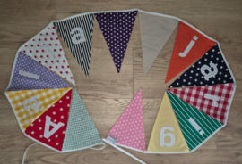 Stoffen slinger met puntvlaggetjes en naam multi