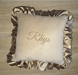 Kussen nicky velours met satijnen ruche en naam geborduurd 25 x 25 cm