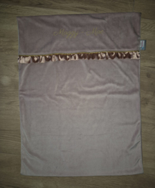 Dekentje nicky velours met satijnen ruche, gouden biesje en borduursel 60  x 80 cm