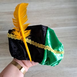Pietenmuts velours groen en zwart met goudband en gele veer