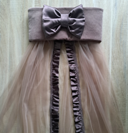 Sluier voor wieg of ledikant tule off-white met satijnen ruche en strik taupe