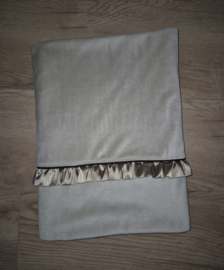 Dekentje nicky velours met satijnen ruche en zwart paspelband 100  x 150 cm
