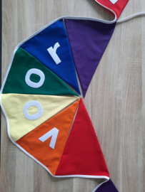 Stoffen slinger met puntvlaggetjes en naam regenboog