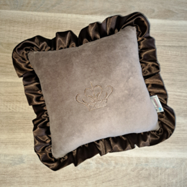 Kussen nicky velours met satijnen ruche en kroontje geborduurd 25 x 25 cm