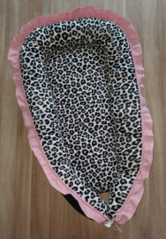 Babynestje panterprint met lichtroze ruche, strik en dekentje met strikje