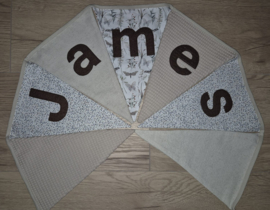 Stoffen slinger met puntvlaggetjes en naam natureltinten