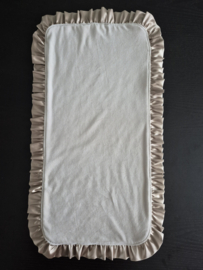 Onderlegger aankleedkussen nicky velours met satijnen ruches