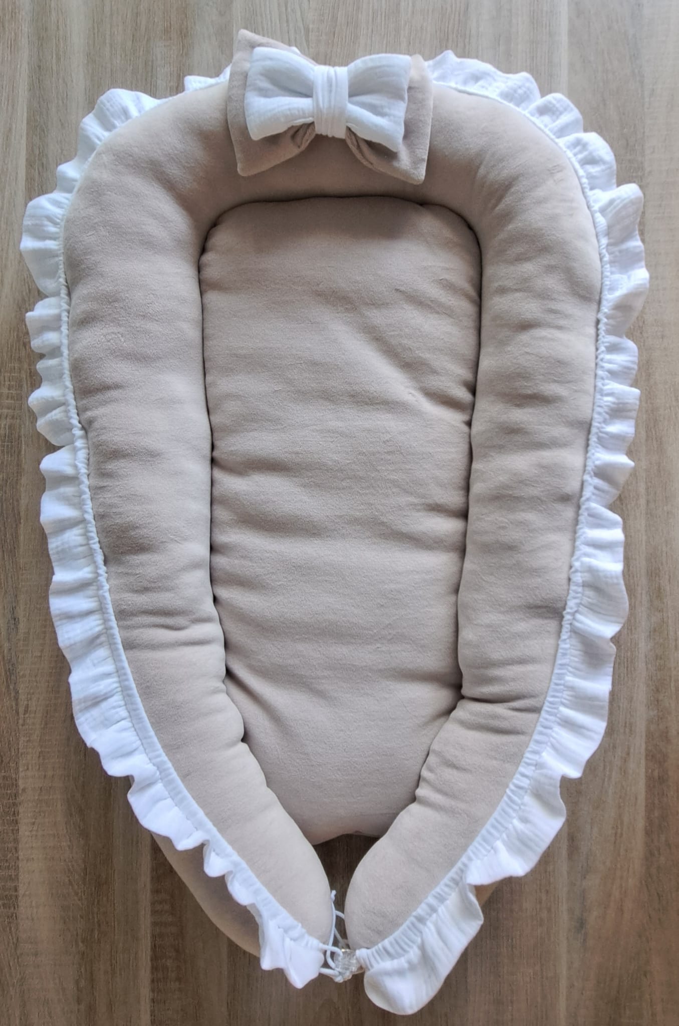 Babynestje nicky velours met hydrofiele ruche en grote strik