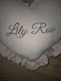 (V) Kussen hart nicky velours met hydrofiele ruche lichtroze en naam Lily Rose geborduurd