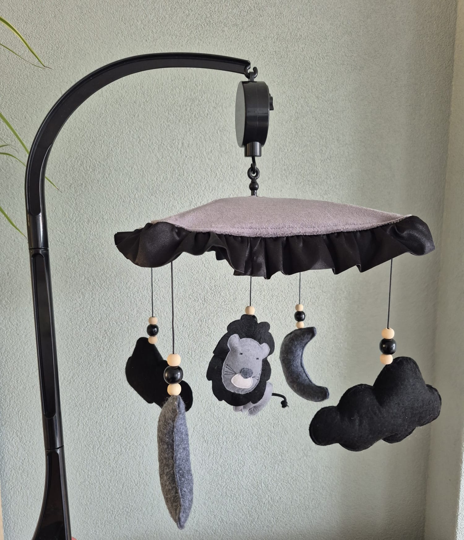 5 hangertjes vilt 2 x wolk/ 2 x maan/1 x leeuw met kraaltjes voor aan de boxmobiel
