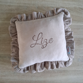 Kussen nicky velours met hydrofiele ruche en naam geborduurd 25 x 25 cm