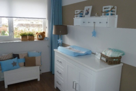 Babykamer lichtblauw met beige sterren