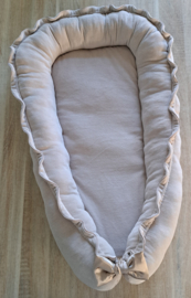 Babynestje nicky velours uni met satijnen paspelband en strik