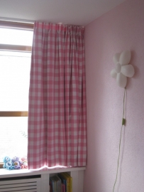 Gordijnen grote ruit roze
