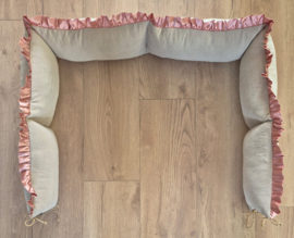 Boxrand kussens 3-zijdig nicky velours met satijnen ruche en koordbevestiging