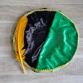 Pietenmuts velours groen en zwart met goudband en gele veer