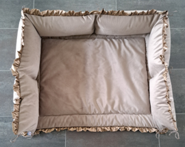 Boxrand 3-zijdig velours holland velvet taupe met satijnen ruches goud-taupe en koordbevestiging