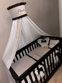 Sluier voor wieg of ledikant off-white batist met nicky velours bies en losse band met naam