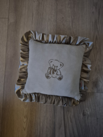 (V) Kussen nicky velours met satijnen ruche en beertje geborduurd 25 x 25 cm