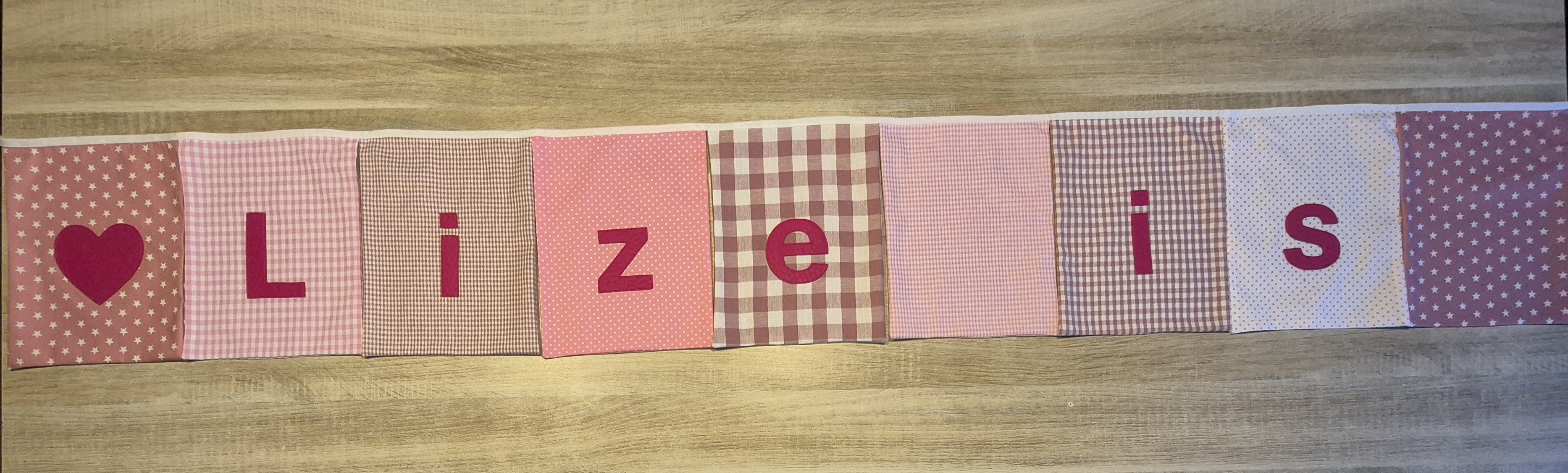 Stoffen slinger met rechte vlaggetjes en naam