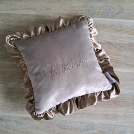 Sierkussentje velours holland velvet taupe met satijnen ruche goud-taupe 25 x 25 cm met naam geborduurd