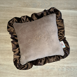 Kussen nicky velours met satijnen ruche en naam geborduurd 25 x 25 cm