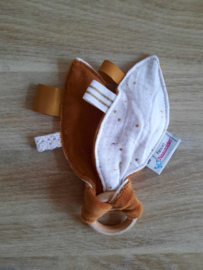 Houten ring konijnenoren/labeltjes/piepje nicky velours/hydrofielstof stip goud