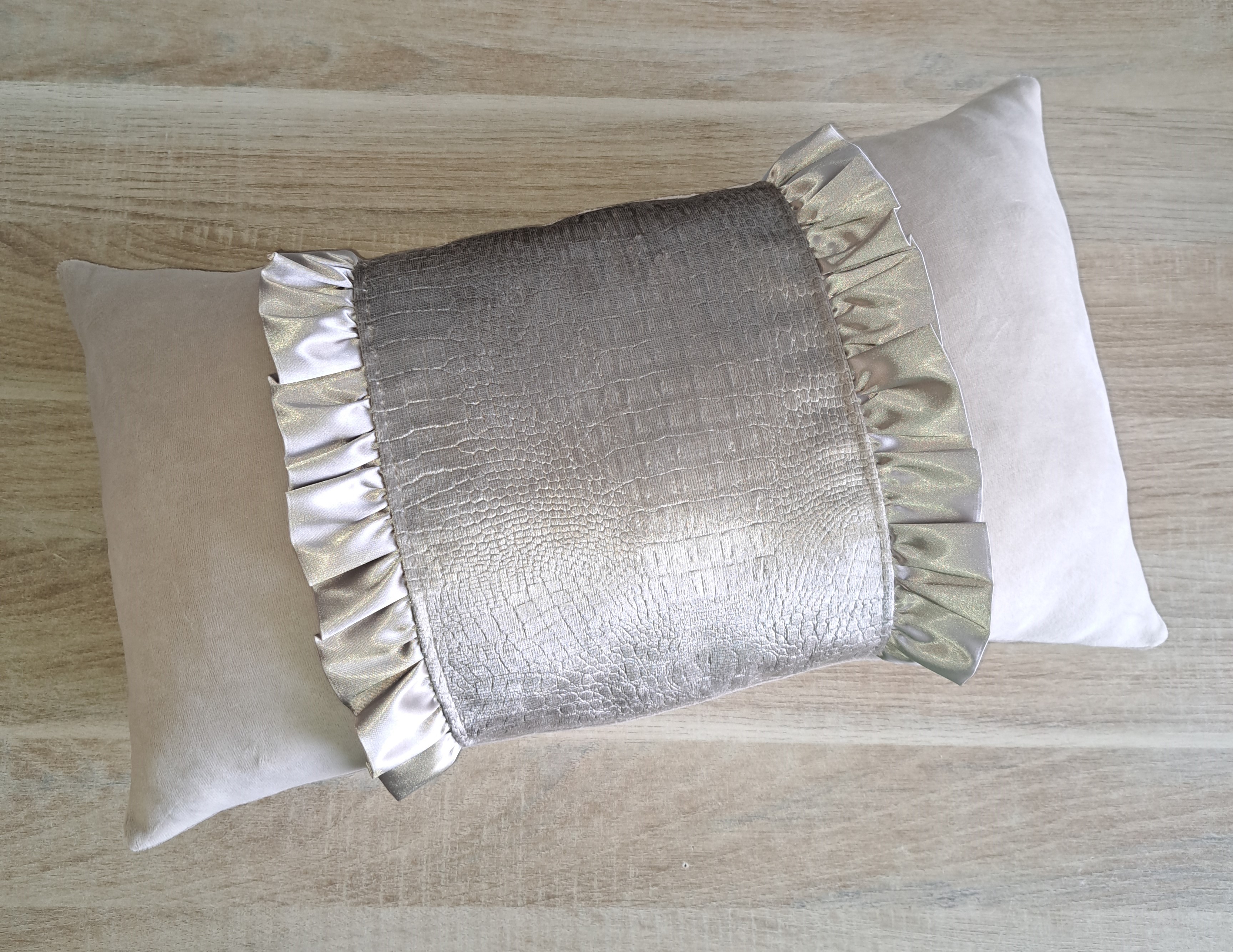 Kussen nicky velours met middenstuk van velvet croco en satijnen ruches 30 x 50 cm