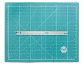 70938  We R Memory Keepers Tri-Fold Magnetic Mat