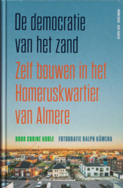 De democratie van het zand, Corine Koole