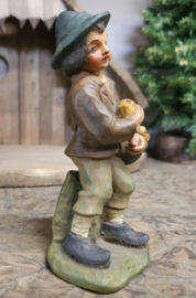 <> GIPS 36: Oud beeldje / herdertje met mandje appels 12,5cmH