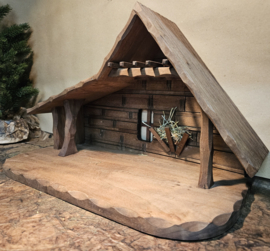 Kst-OUD-14: Kerststal met houtsnijwerk 27cm hoog