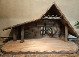 Kst-OUD-14: Kerststal met houtsnijwerk 27cm hoog
