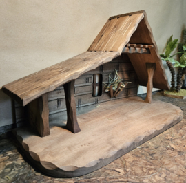 Kst-OUD-14: Kerststal met houtsnijwerk 27cm hoog