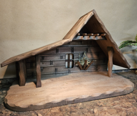 Kst-OUD-14: Kerststal met houtsnijwerk 27cm hoog