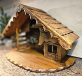 Kst-OUD-18: Kerststal met houtsnijwerk 37cm hoog