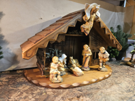 Kst-OUD-18: Kerststal met houtsnijwerk 37cm hoog