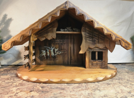 Kst-OUD-18: Kerststal met houtsnijwerk 37cm hoog