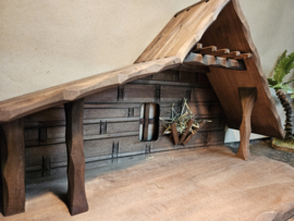 Kst-OUD-14: Kerststal met houtsnijwerk 27cm hoog