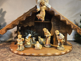 Kst-OUD-18: Kerststal met houtsnijwerk 37cm hoog