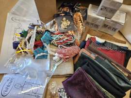 MATERIALEN pakket met alle 9 figuren, stof, kant, veren, kraaltjes etc.