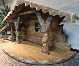 Kst-OUD-15: Kerststal met houtsnijwerk 28cm hoog