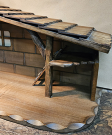 Kst-OUD-16: Kerststal met houtsnijwerk 31.5cm hoog